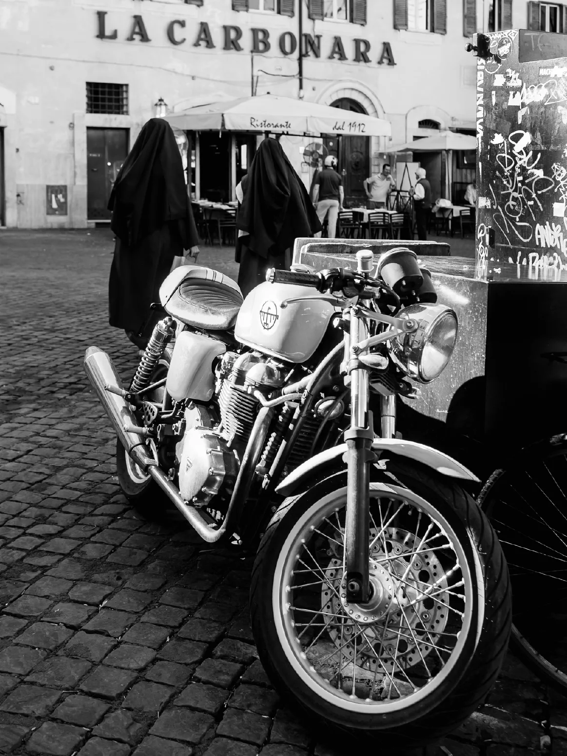 TWO NUNS AND A CAFÉ RACER. Piazza Campo de' Fiori, Roma, Italia. Luglio 2017